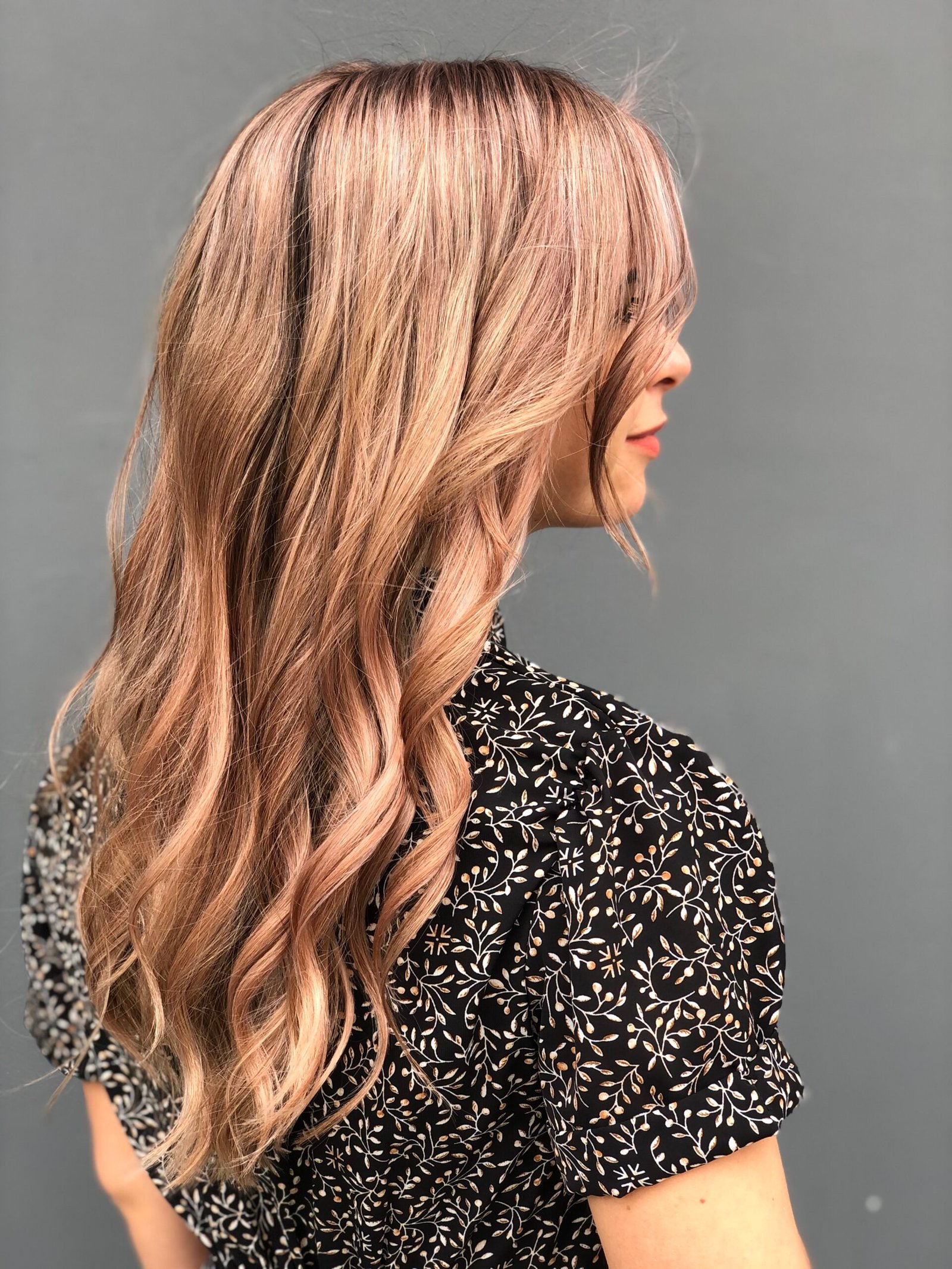 Γυναικείο κούρεμα σε κομμωτήριο στο Γαλάτσι